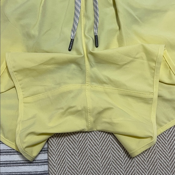 Vuori Clementine 2.0 Shorts 4" Sunlight Small - Picture 8 of 13